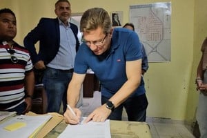 Borla y funcionarios de las carteras de Obras Públicas y Salud de la Provincia de Santa Fe rubricaron el acta que da lugar al inminente inicio de las nuevas obras que demandarán una inversión que supera los $1.800 millones de pesos.