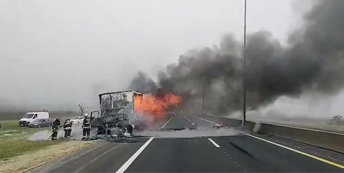 Video: camión en llamas provocó corte total en la autopista Buenos Aires-La Plata