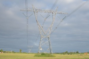 Se recurre a un "parche" frente a los graves déficits en el sistema nacional de transporte de energía por líneas de alta tensión. No es la solución de fondo pero puede colaborar ante los picos de demanda. Crédito: Manuel Fabatia.