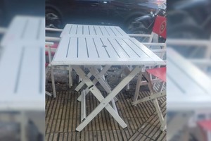 El trabajador relató que un desconocido se había apoderado de una mesa del local para luego darse a la fuga rápidamente.