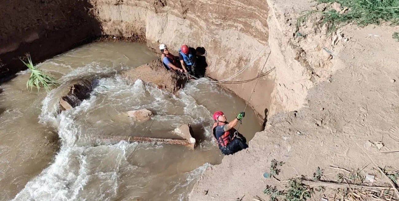 Bomberos rescataron a una mujer que cayó tres metros en un canal en Mendoza
