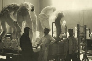 Yrurtia en su estudio, con ayudantes. Foto: Gentileza Universidad Nacional de las Artes