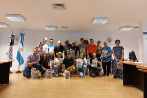 Durante la actividad, los participantes pudieron conocer en territorio los avances y líneas de trabajo que se llevan adelante en la experimental, vinculadas al mejoramiento genético de arroz, la producción y evaluación de forrajes y la investigación en avicultura.