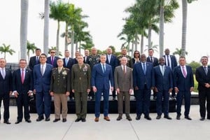 El ministro Presti (cuarto en la fila de abajo de izquierda a derecha), en la foto de familia de la cumbre militar continental organizada por EE.UU. en Miami. Foto: Ministerio de Defensa.