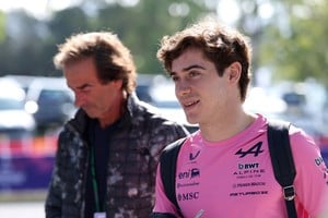 Colapinto aparece junto a su compañero de equipo en el video oficial. Credito: REUTERS/Hollie Adams