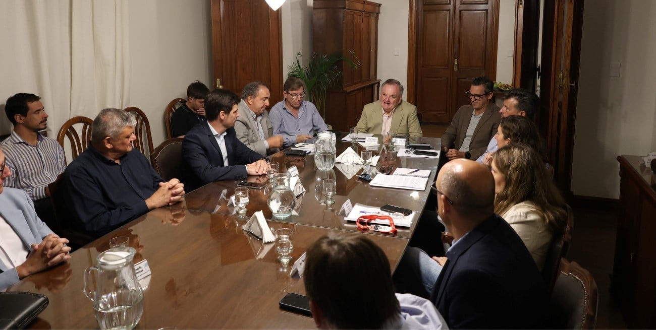 El oficialismo santafesino define pautas sobre régimen municipal y prepara el debate con el PJ