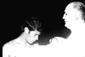 Carlos Monzón es asistido por Amílcar Brusa, aquella noche de marzo de 1971 en el estadio de Unión