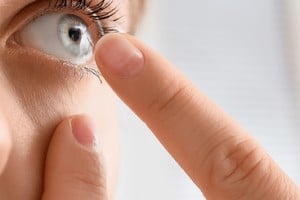 Se dispuso la prohibición del uso, comercialización y distribución de productos para lentes de contacto de la marca NOVMAS.