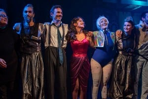 Saludo final: Mariana Gerosa, Diego López, Lautaro Ruatta, Alejandrina Echarte, Sofía Gerboni, Ana Municoy y Javier Bonatti. Foto: Gentileza Muba / Gabrién Battú