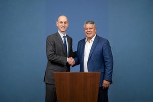 Imagen generada con IA de Adam Silver, comisionado de la NBA y Claudio "Chiqui" Tapia, presidente AFA. Foto: El Litoral