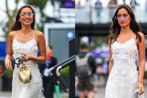Con un vestido blanco Alex llegó al paddock siguiendo la temática "bride".