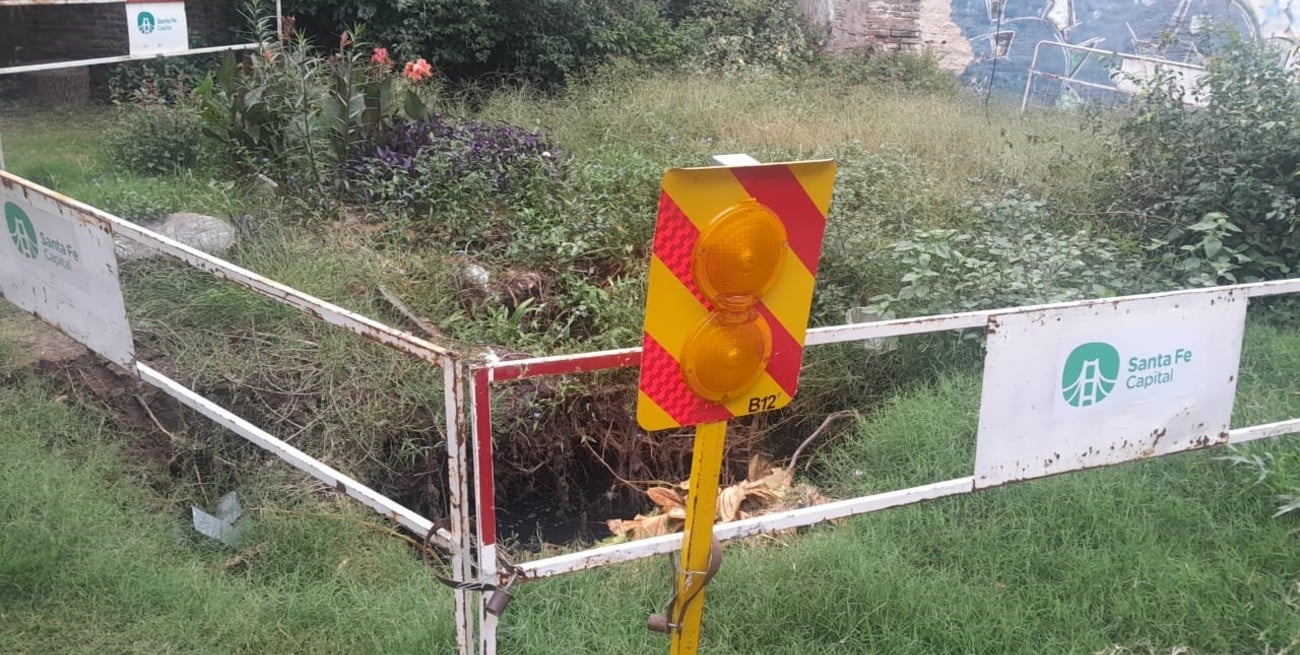 Vecinos de Las Flores I alertan por un socavón que lleva casi tres meses sin solución