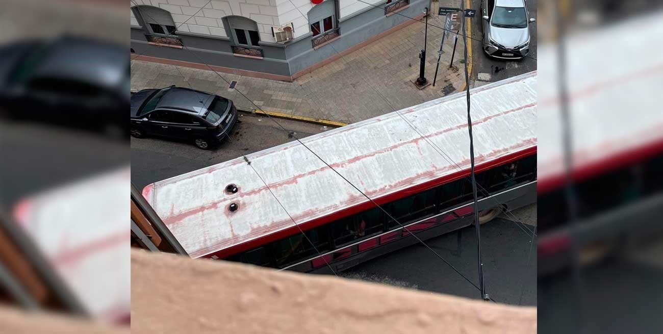 Estacioná donde quieras: una esquina transitada y el colectivo sin lugar
