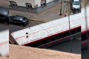 Casi sin espacio para girar, hay colectivos que se suben a la vereda.