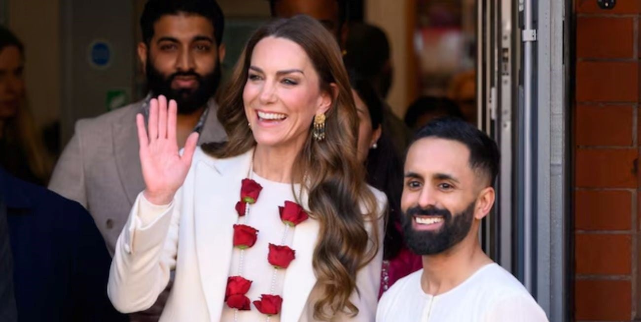 El mensaje oculto tras el collar de rosas y perlas de Kate Middleton en su visita a Leicester