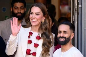 Las rosas rojas, símbolo nacional de Inglaterra, representaron el respeto a la tierra de la corona, mientras que las perlas —históricamente vinculadas a la pureza y la continuidad de la monarquía— aportaron el toque de elegancia soberana. 