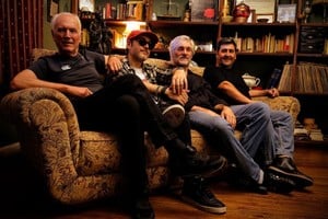 El fundador Eduardo Gaviola (izquierda), junto al miembro más reciente, Hernán Castillo (en el disco grabó Federico Teiler) y los históricos Marcelo Heer y Mario Ludueña. Foto: Gentileza Ignacio Ludueña