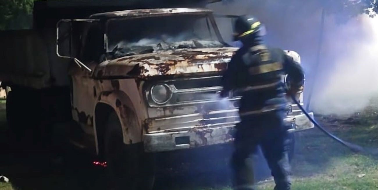 Incendio de un camión volcador en la zona norte de la ciudad