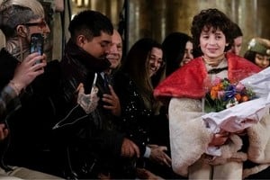 Con más de tres millones de seguidores en redes sociales, gestionadas cuidadosamente por sus padres, Max Alexander demuestra que la creatividad y la determinación pueden romper cualquier barrera generacional. 