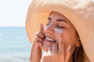 Sombreros, gafas y ropa ligera complementan la protección solar efectiva.