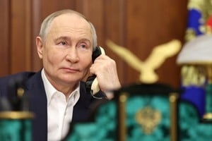 Vladimir Putin en diálogo telefónico. Crédito: Aleksandr Kazakov / Sputnik