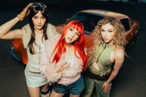 Las hermanas Villarreal Vélez: Alejandra (bajo y coros), Paulina (batería y voces) y Daniela (voz y guitarra), en el videoclip oficial de “Kerosene”. Foto: Gentileza Lava Records / Republic Records