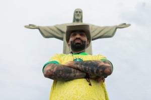 El artista frente al Cristo Redentor de Río de Janeiro, en el marco de una producción fotográfica que lo tiene en distintas maravillas actuales del mundo. Foto: Gentileza Dale Play Live