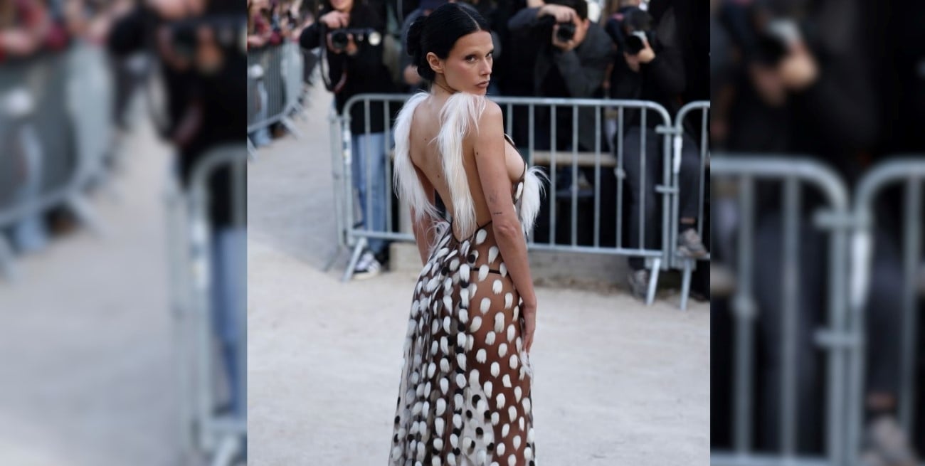 Valentina Zenere impactó en la Semana de la Moda de París con un vestido traslúcido