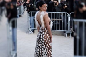 Valentina Zenere generó repercusión con su look en París.