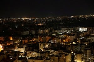 Vista general de los suburbios del sur de Beirut, aparentemente sin electricidad, tras una escalada entre Hezbolá e Israel. REUTERS/Khalil Ashawi