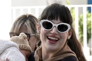  En las imágenes se ve a una Úrsula radiante y muy sonriente mientras carga en sus brazos a su bebé.