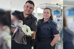 Tras el aviso de las vecinas, funcionarios policiales se apersonado para rescatar al nene y trasladarlo a un centro médico.
