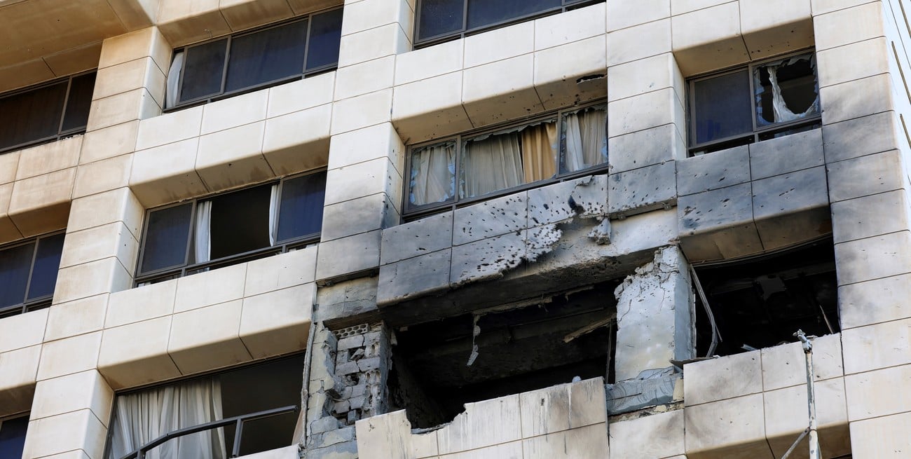 Israel atacó en Beirut a “comandantes clave” de la Fuerza Quds y elevó la tensión con Irán en Líbano
