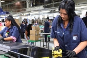 La informalidad y la brecha salarial son barreras persistentes para las mujeres, que a menudo quedan atrapadas en empleos precarios con menor remuneración, según la recopilación de datos de INDEC.