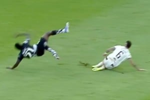 Brian Negro, ex defensor de Colón, fue expulsado por una dura patada en Ecuador.