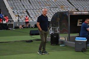 Leonardo Madelón, un entrenador simple, sencillo, que encontró el equipo y lo respeta. Está en su mejor momento en el torneo.