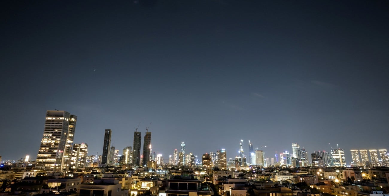 Irán lanzó nuevos misiles sobre Tel Aviv y Abu Dabi y volvió a sonar la alarma en el Golfo