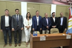 El intendente junto a los integrantes del Concejo. Foto: El Litoral