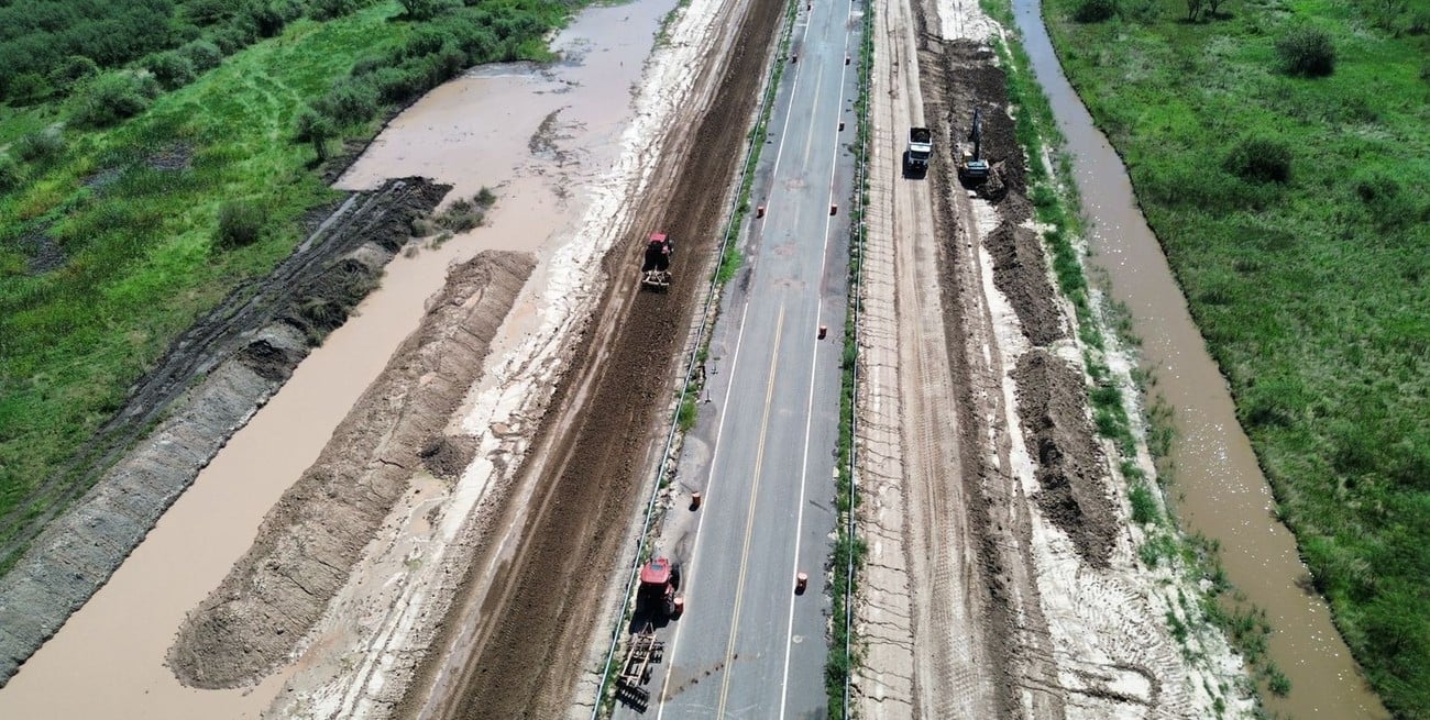 Avanza la reconstrucción de los taludes de la Ruta 39 y mejoran los accesos del puente sobre el río Salado