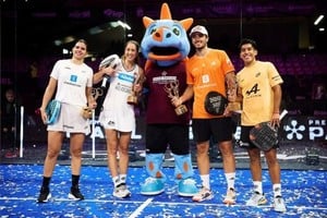 Campeones: Delfina Brea junto a Gemma Triay; y Federico Chingotto junto a Alejandro Galán. Foto: Gentileza