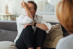 La sobrecarga de tareas afecta el ánimo y el descanso.