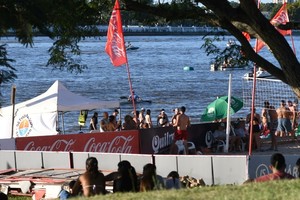 Miles de personas disfrutaron de los paradores y servicios instalados en la costa santafesina. Crédito: Archivo El Litoral.