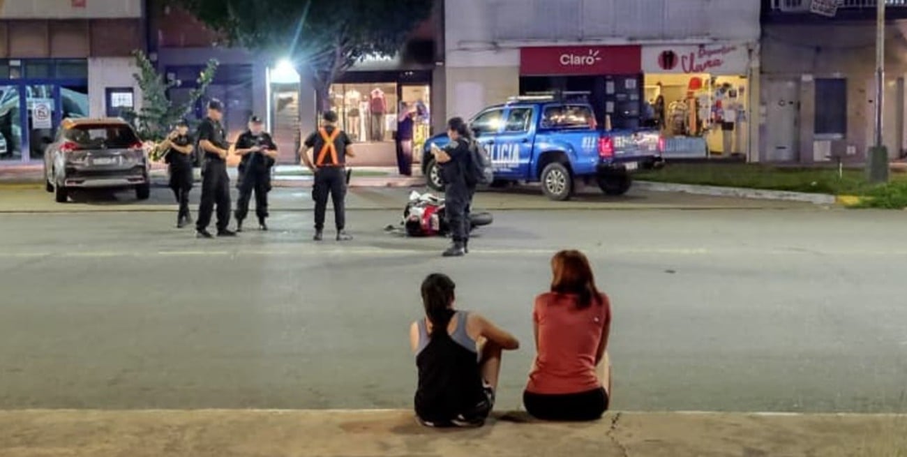 Fuerte accidente entre una camioneta y una moto en avenida Aristóbulo del Valle