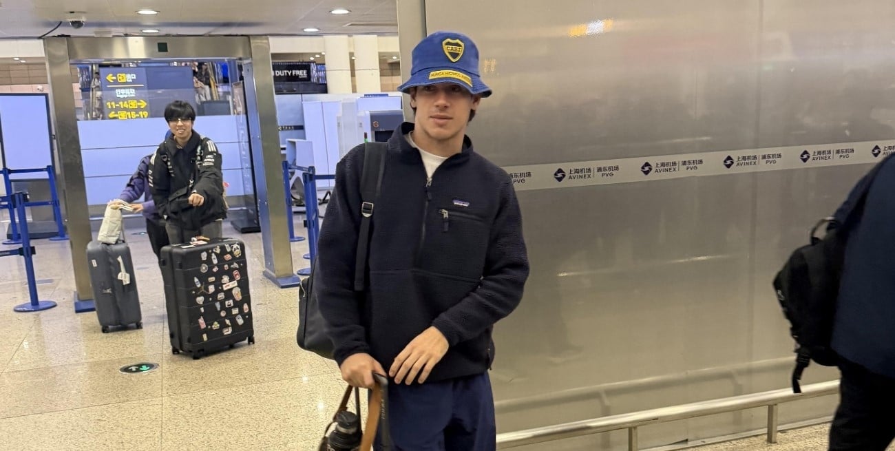 Colapinto llegó a China con un piluso de Boca y revolucionó a los fans en el aeropuerto
