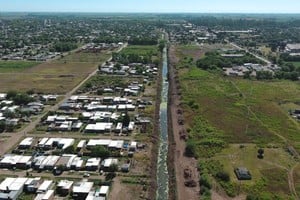 El Canal Candelaria (conocido popularmente como “El Zanjón”) posee una extensión total de 42 kilómetros, atraviesa el casco urbano de Casilda y descarga sus excedentes en el arroyo Saladillo.