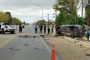 El choque ocurrió en la Ruta Nacional 22, cuando el conductor de una camioneta intentó sobrepasar en una zona con doble línea amarilla.
