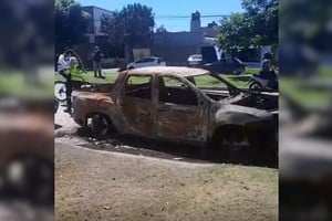 El auto incendiado.