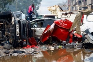 Restos y escombros de vehículos privados y autobuses de transporte público tras las inundaciones en el área de Grogan. Reuters