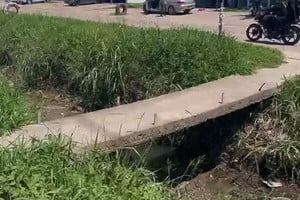 Al ser un canal a cielo abierto en gran parte de su extensión, los cruces seguros resultan vitales para evitar que los vecinos deban caminar cientos de metros para encontrar un paso estable. Foto: El Litoral