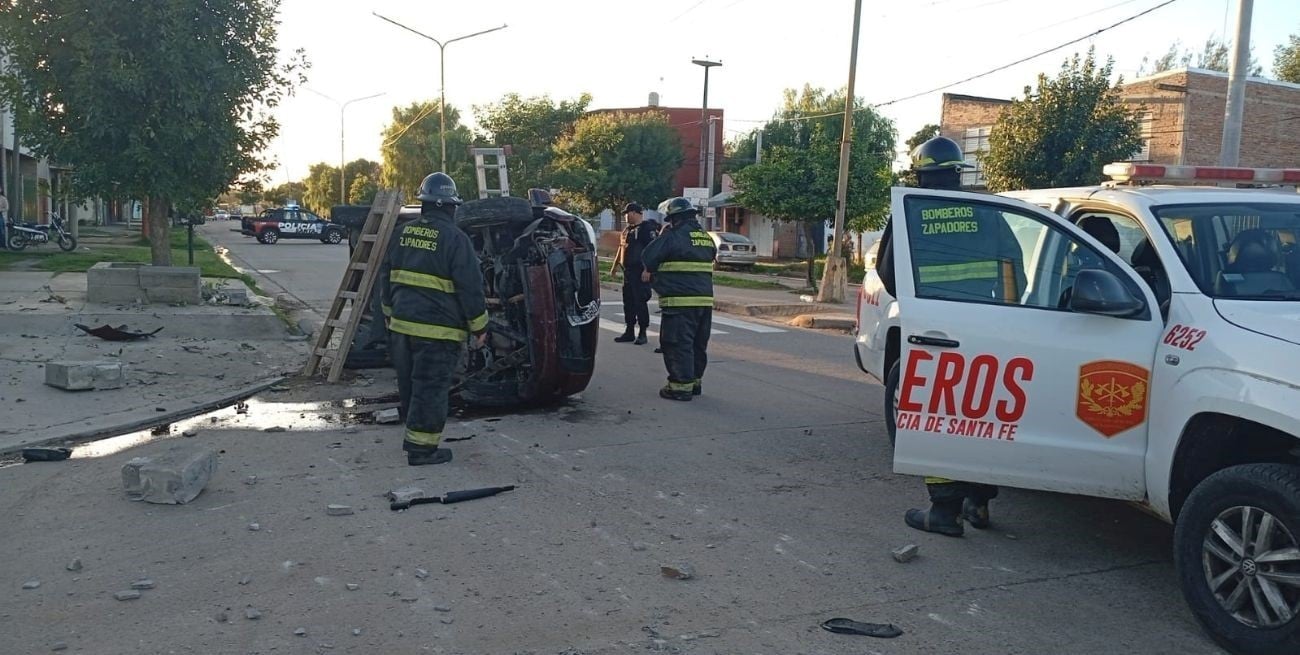 Un utilitario chocó contra un cantero y volcó en la zona norte de la ciudad